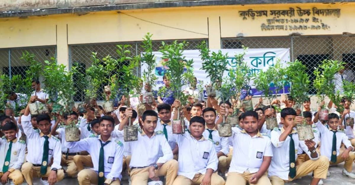 কুড়িগ্রামে বিশ্ব পরিবেশ দিবসে শিক্ষার্থীদের মাঝে পুলিশ সুপারের চারাগাছ বিতরণ