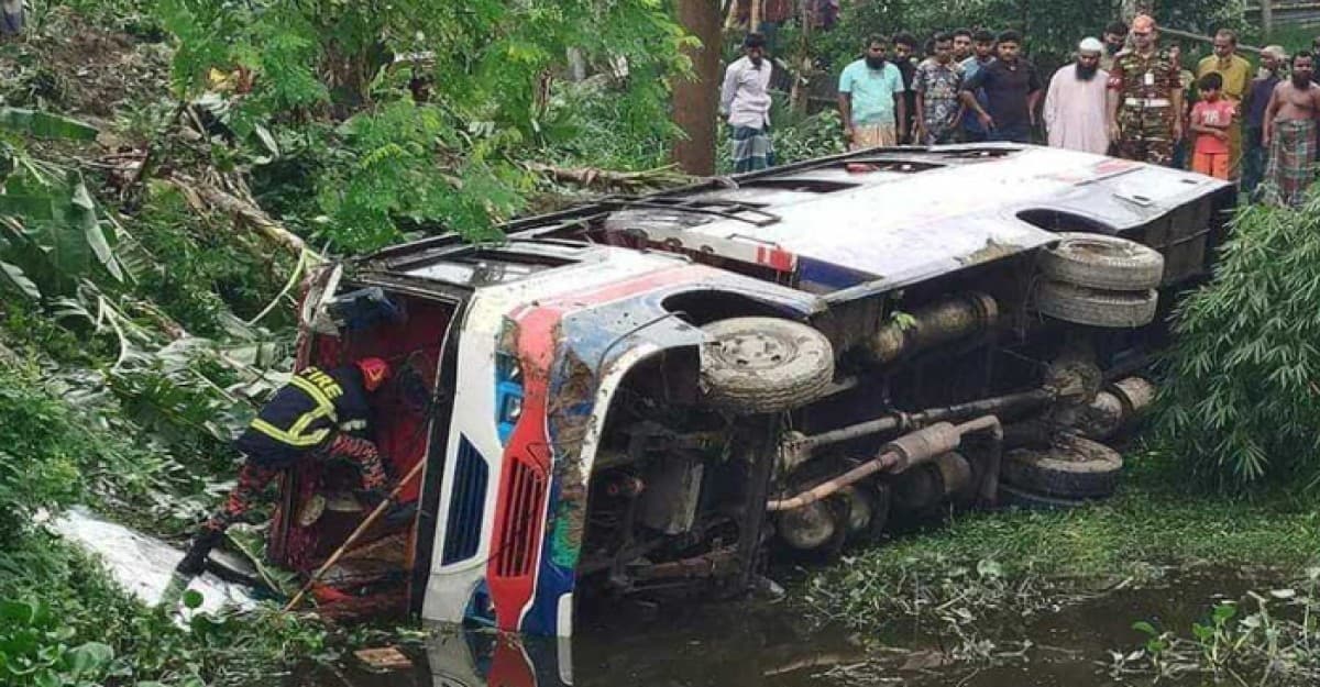 টাঙ্গাইলে বাস উল্টে খাদে পড়ে আহত ২৫