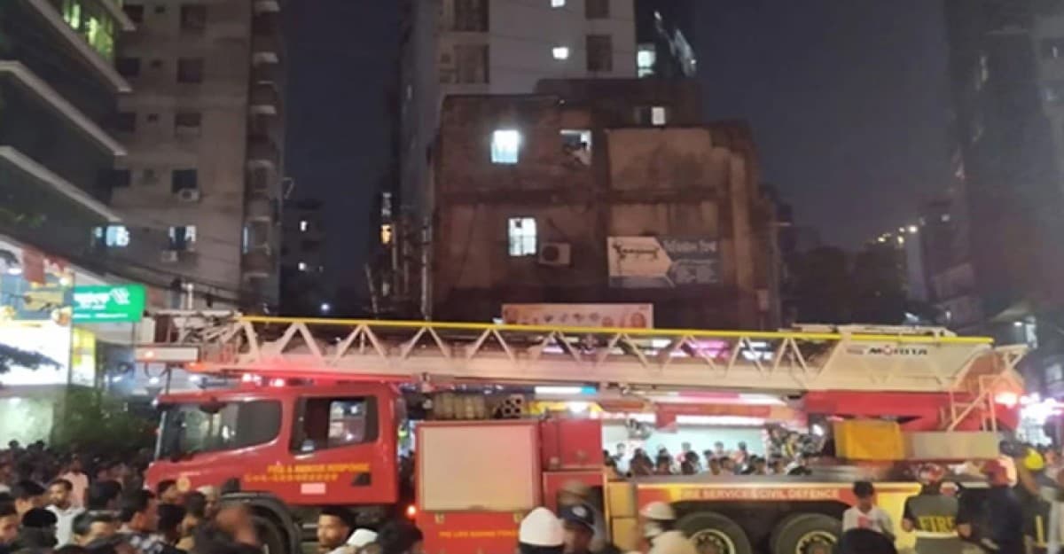 রাজধানীর পল্টনে বহুতল ভবনে আগুন