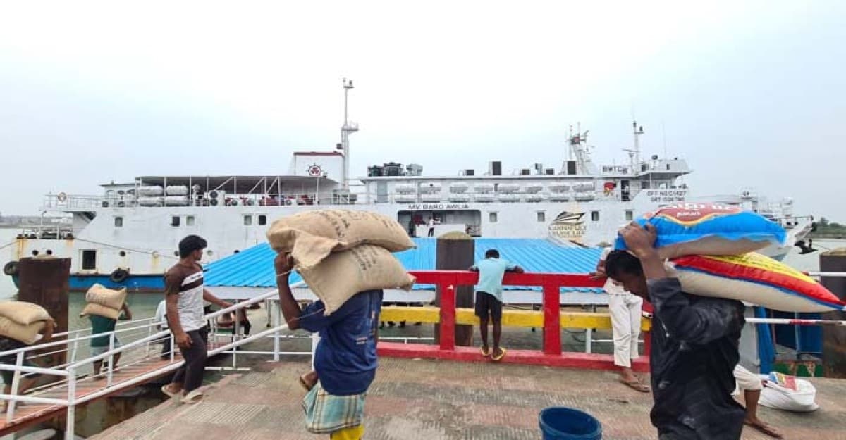 কক্সবাজার থেকে জাহাজে সেন্টমার্টিন যাচ্ছে ২০০ মেট্রিক টন খাদ্যপণ্য ও যাত্রী