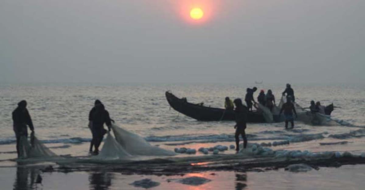 কক্সবাজার সুমুদ্র সৈকতে ভেসে এল অজ্ঞাত মরদেহ