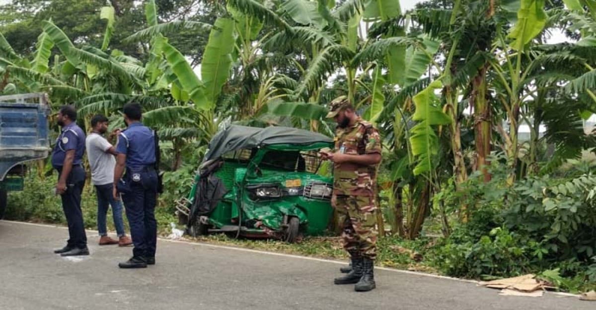 বরিশাল-পটুয়াখালী মহাসড়কে ত্রিমুখি সংঘর্ষ নিহত ২, আহত ৪