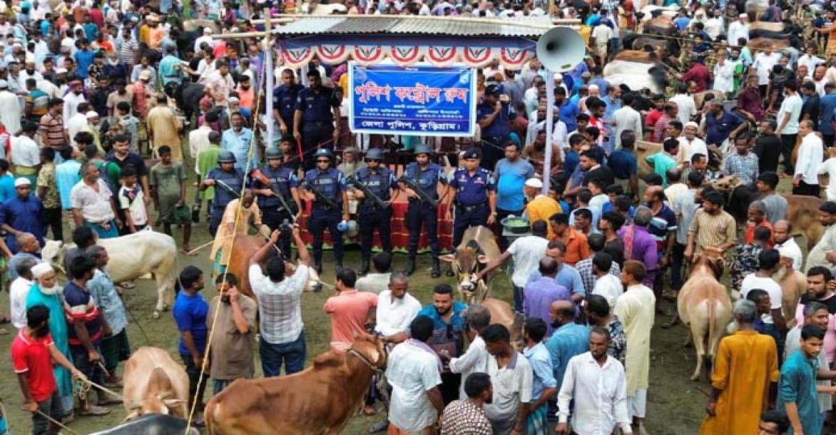 ঈদ উপলক্ষ্যে পশুর হাটে পুলিশের কঠোর নজরদারি