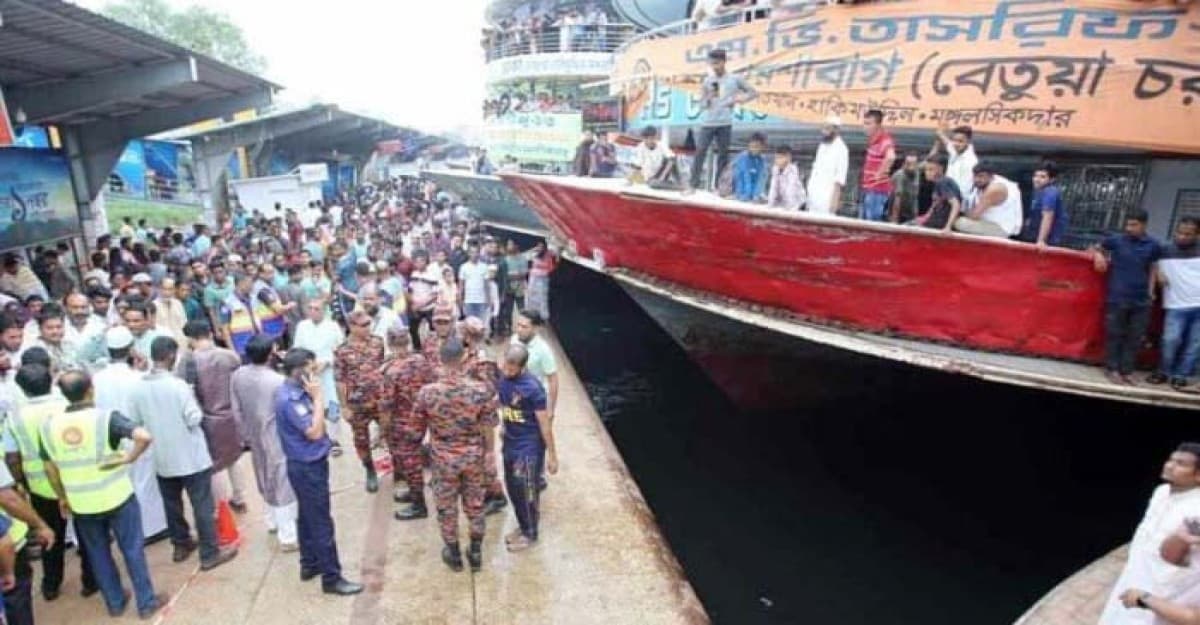 নিয়ম না মানায় সদরঘাটে ২ লঞ্চকে জরিমানা