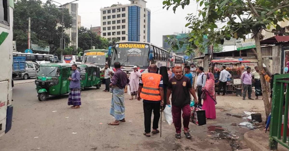জীবিকার তাগিদে ঢাকায় ফিরছে কর্মজীবি মানুষ
