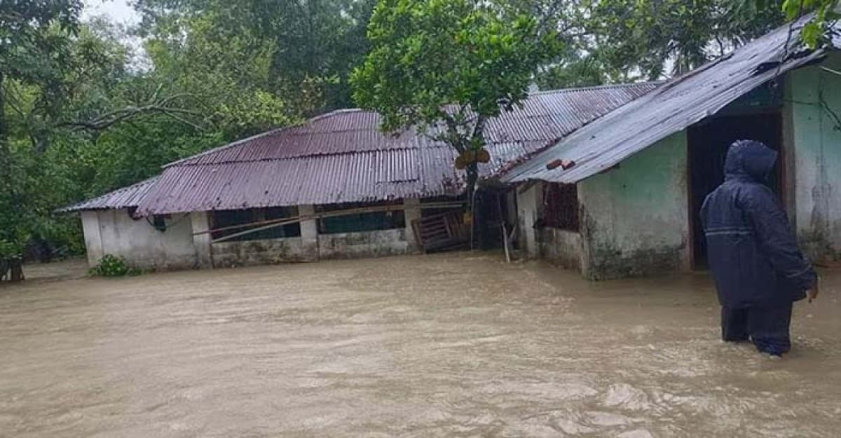 টেকনাফের প্লাবিত এলাকার পানি নেমে যাচ্ছে