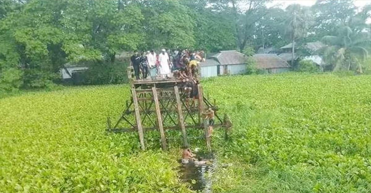 বরগুনায় সেতু ভেঙে মাইক্রোবাস খালে, ১০ বরযাত্রী নিহত