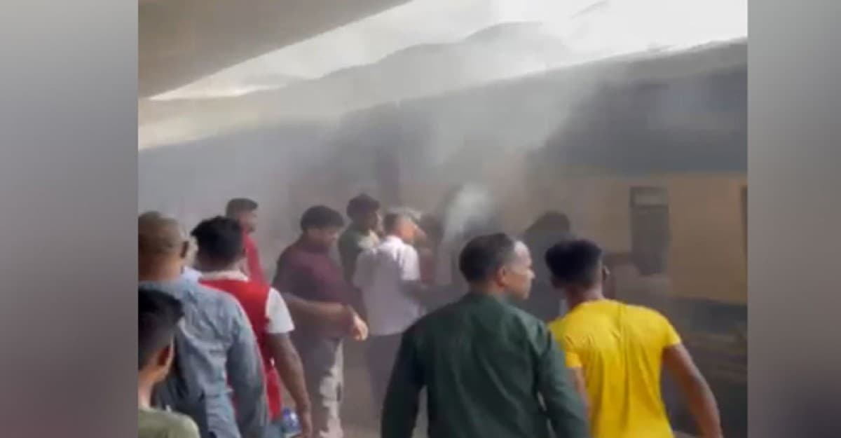 কমলাপুরে ট্রেনে আগুন