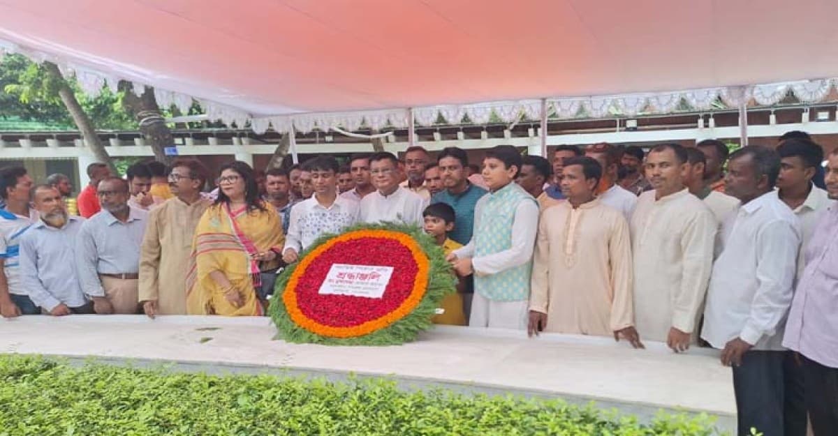 বঙ্গবন্ধুর সমাধিতে উপজেলা চেয়ারম্যান মোক্তার হোসেনের শ্রদ্ধা