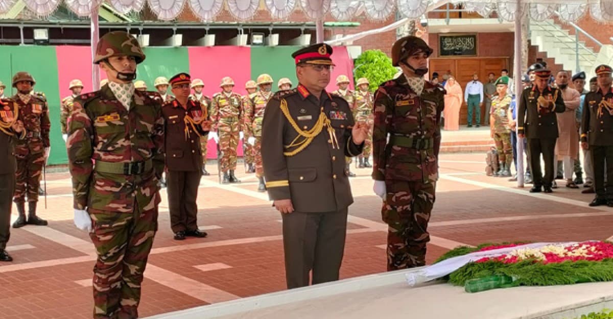 টুঙ্গিপাড়ায় বঙ্গবন্ধুর সমাধিতে নবনিযুক্ত সেনা প্রধানের শ্রদ্ধা নিবেদন