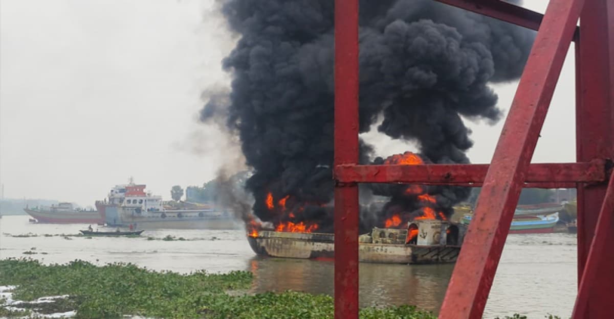 নারায়ণগঞ্জে জাহাজে আগুন, নিয়ন্ত্রণে ৮ ইউনিট
