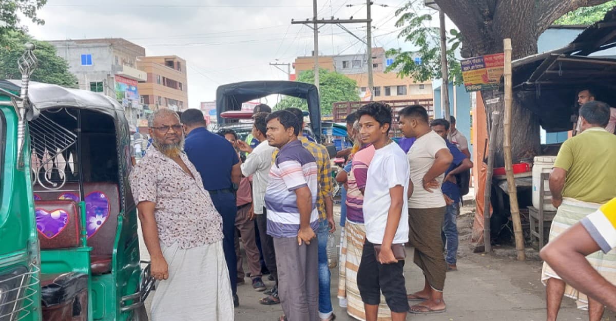 সাংবাদিকের মোবাইল কেড়ে নিলেন হাইওয়ে থানার ওসি