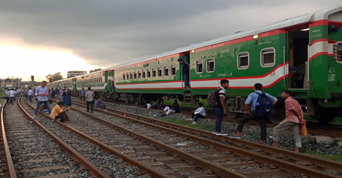 ট্রেনের ইঞ্জিন বিকল, উত্তরবঙ্গের সঙ্গে রেল যোগাযোগ বন্ধ