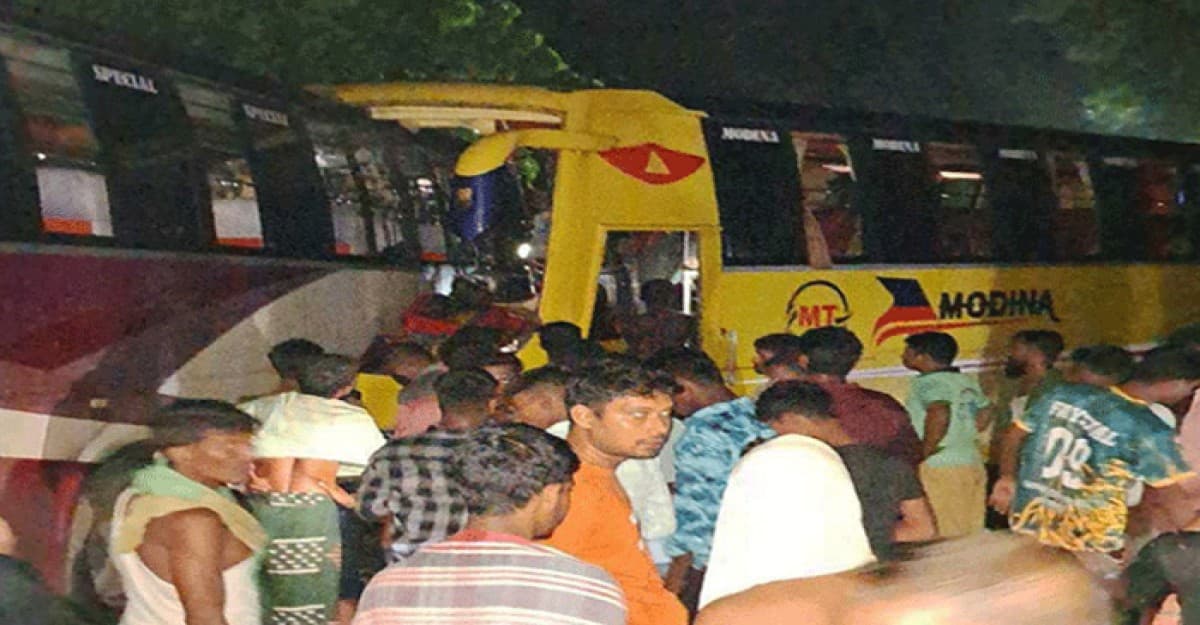 রাজশাহীতে মুখোমুখি সংঘর্ষে দুই বাসচালকের মৃত্যু, আহত ১২