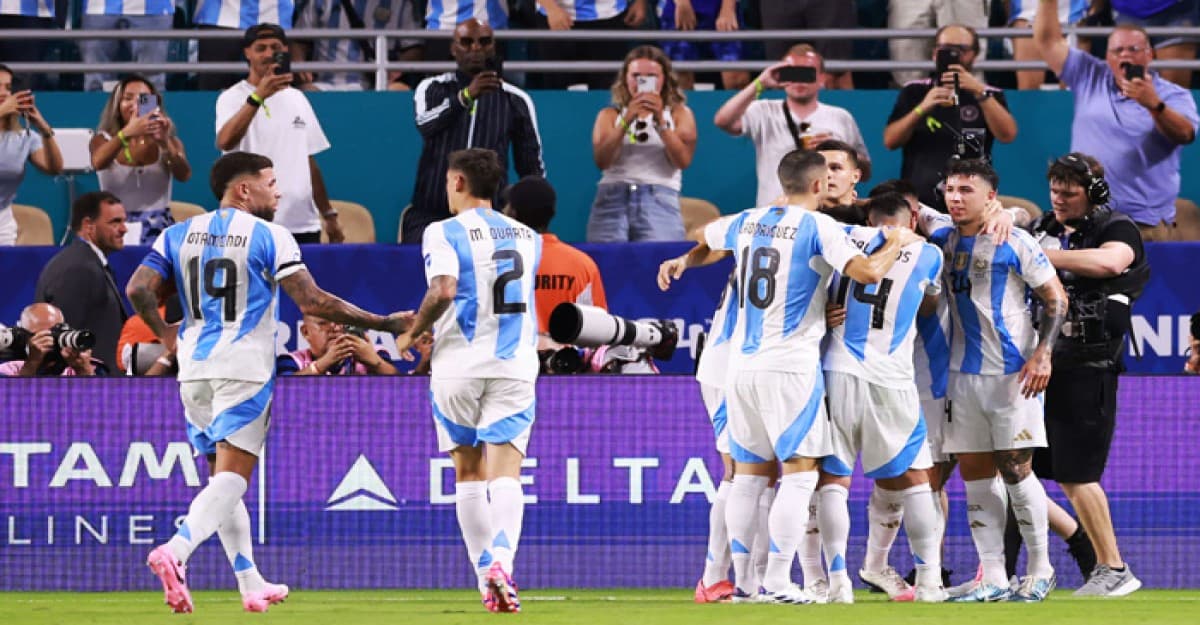 মার্টিনেজের জোড়া গোলে উড়ছে আর্জেন্টিনা