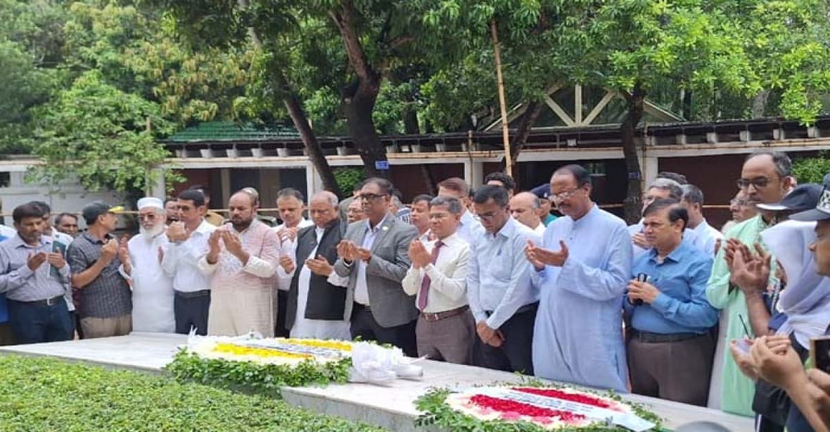 বঙ্গবন্ধুর সমাধিতে স্থানীয় সরকার বিভাগের নতুন সচিবের শ্রদ্ধা