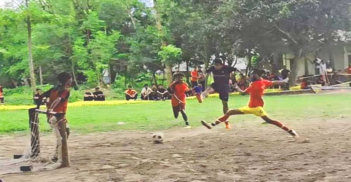 জয়পুরহাটে ক্ষুদ্র নৃ-গোষ্ঠী যুব ফুটবল টুর্নামেন্টে খেললেন জেলা প্রশাসক
