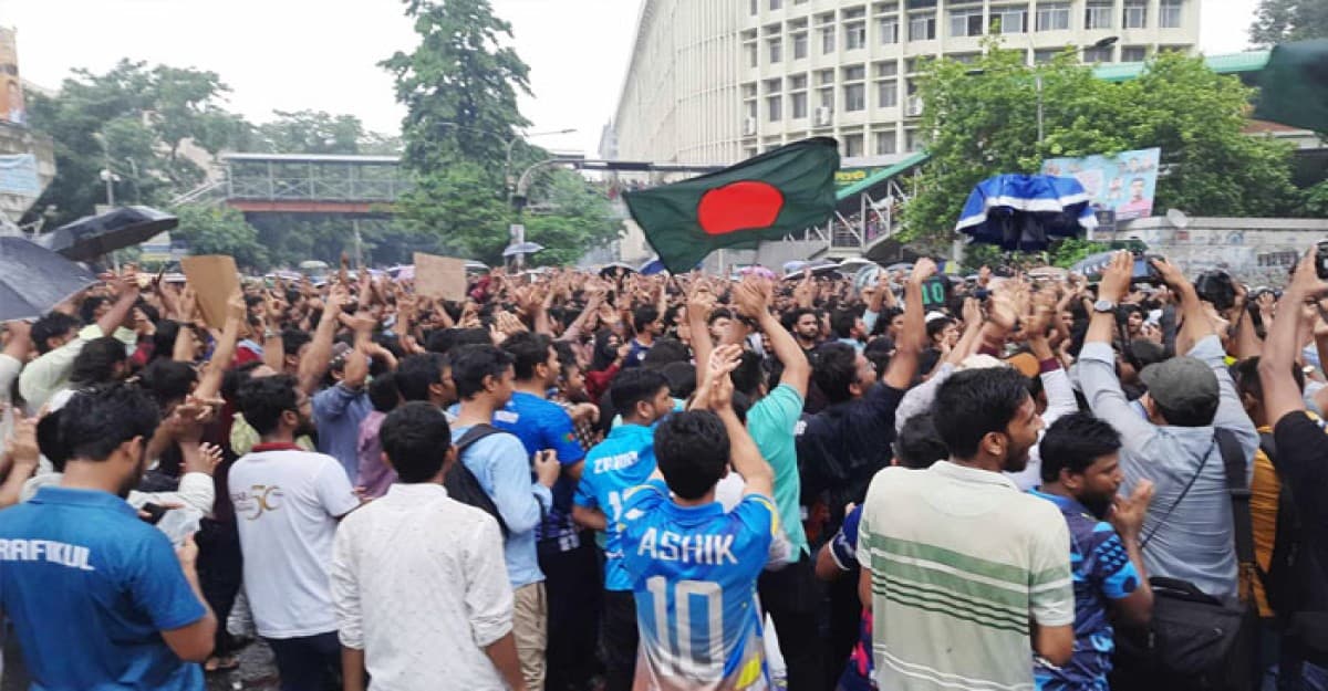 কোটা বাতিলের দাবিতে উত্তাল শাহবাগ