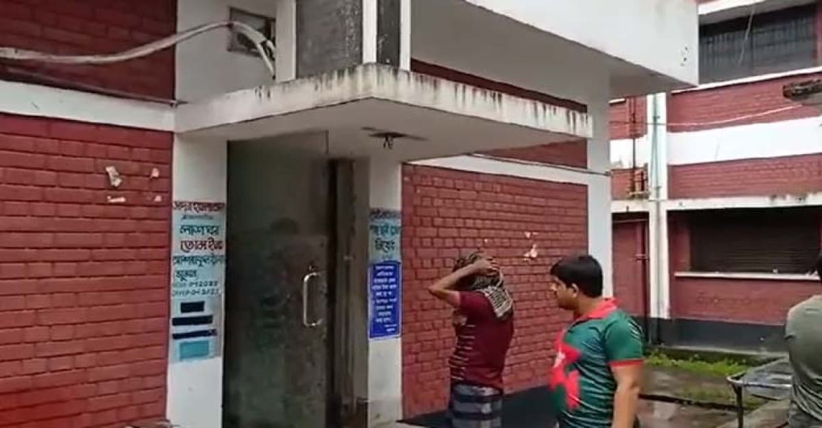 কান্না করায় শিশুর মুখে ওড়না ঢুকান মা, লাশ খালে ফেলেন বাবা