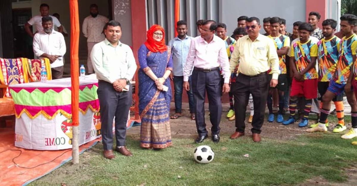 বাগেরহাটে বঙ্গবন্ধু ও বঙ্গমাতা জাতীয় গোল্ডকাপ ফুটবলের উদ্বোধন