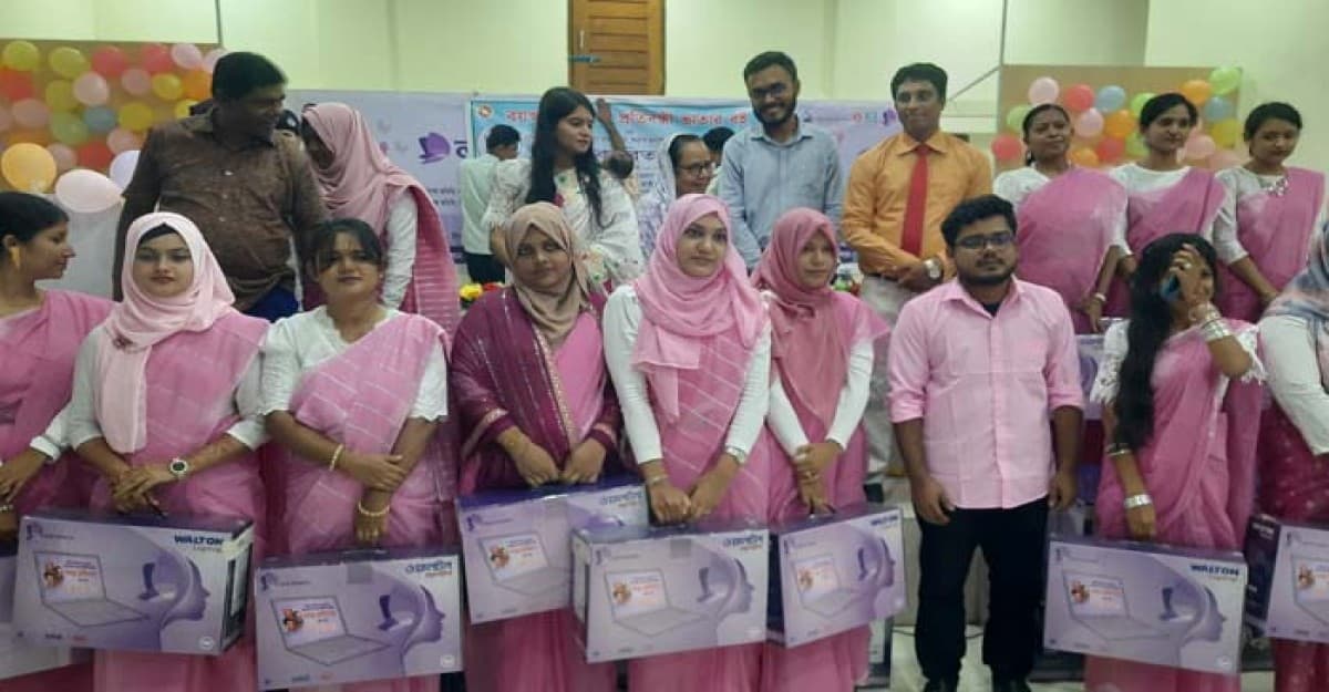মোংলায় প্রধানমন্ত্রীর স্মার্ট উপহার 'ল্যাপটপ' পেলো ৮০ নারী