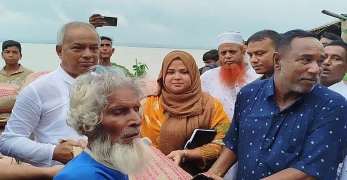 জামালপুরে নদী ভাঙন এলাকায় ফেলা হচ্ছে জিও ব্যাগ, শুকনা খাবার বিতরণ