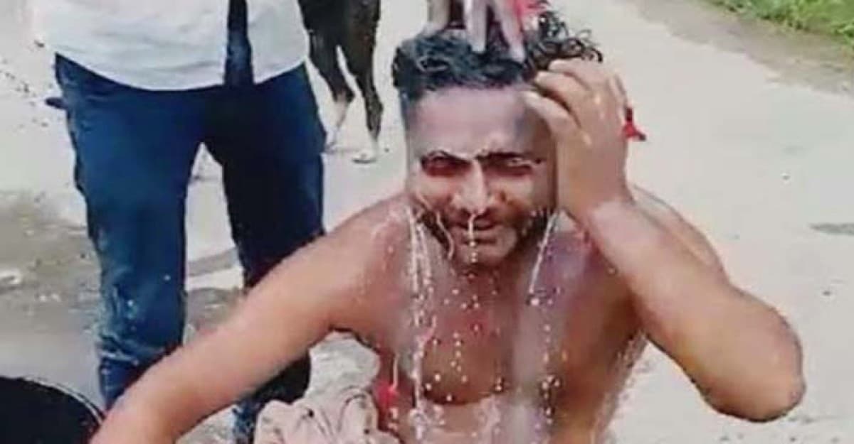 স্ত্রীর পরকীয়া প্রেমিকের সঙ্গে বিয়ে, দুধ দিয়ে গোসল করলেন স্বামী