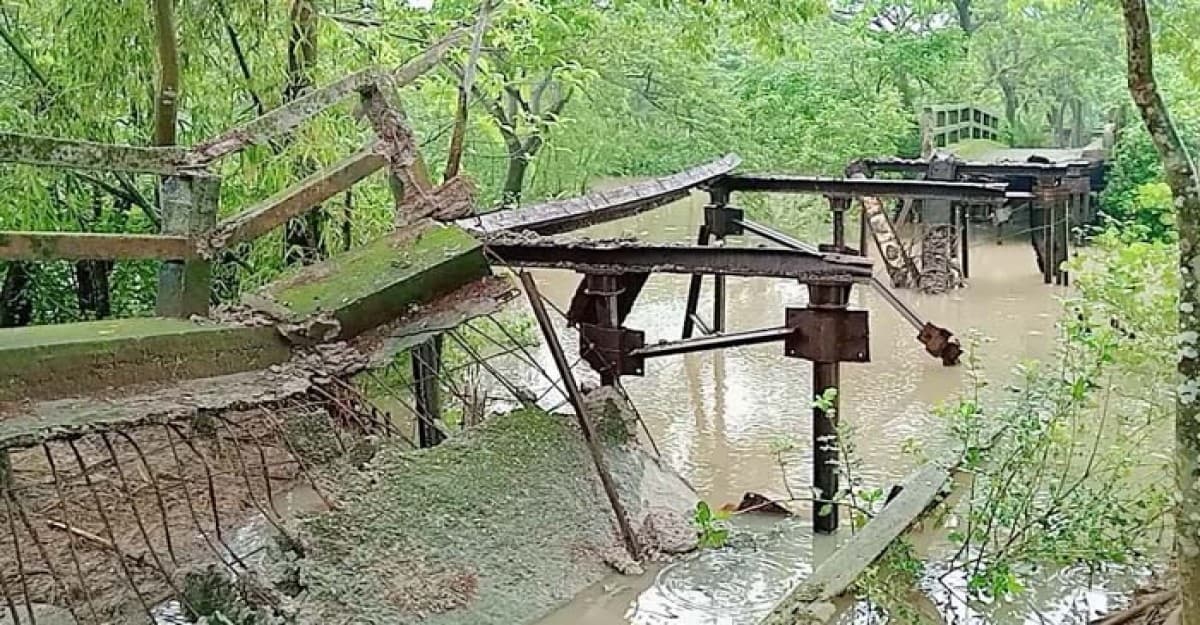 পটুয়াখালীতে পুরোনো সেতু ভেঙ্গে খালে যুবক আহত