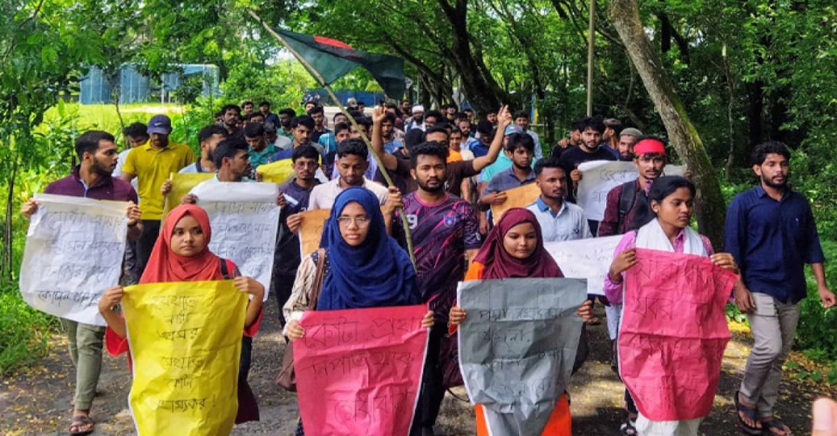 কোটা বাতিল আন্দোলনে উত্তাল নোবিপ্রবি ক্যাম্পাস