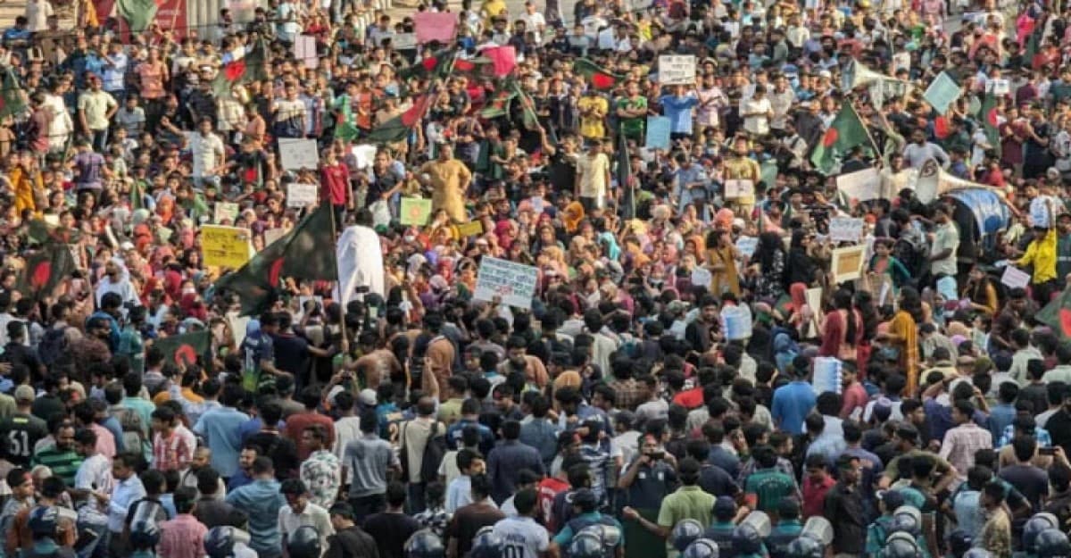 অবরোধ চলবে রাত পর্যন্ত, জানালেন শিক্ষার্থীরা