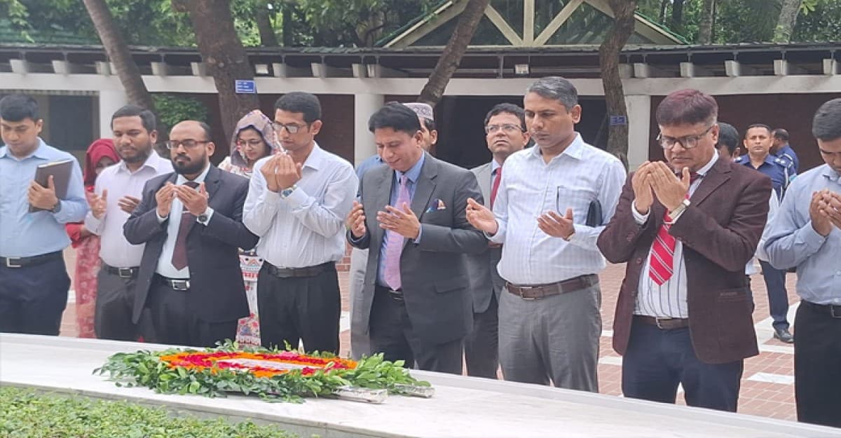 গোপালগঞ্জের নবনিযুক্ত জেলা ও দায়রা জজের বঙ্গবন্ধুর সমাধিতে শ্রদ্ধা নিবেদন