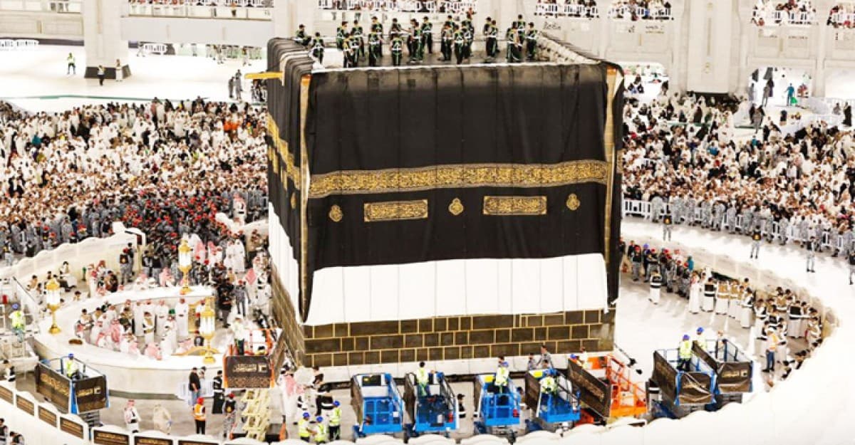 নতুন গিলাফে জড়ানো হলো পবিত্র কাবা