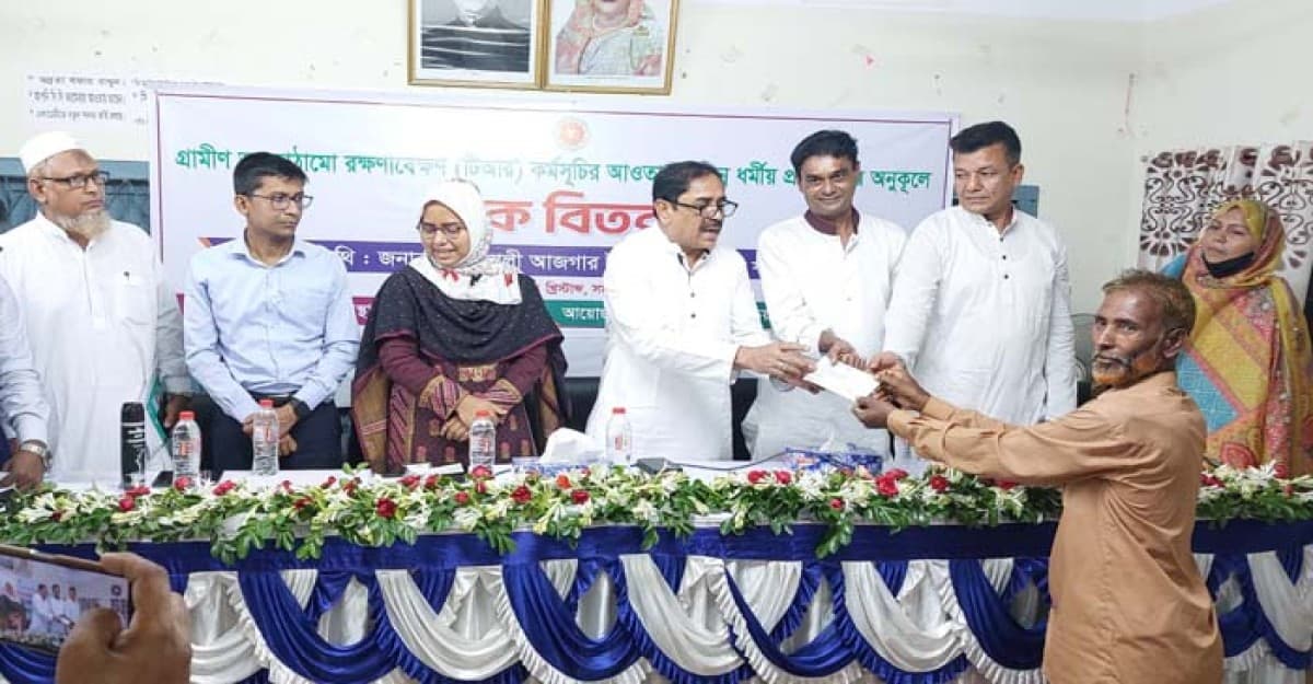 চুয়াডাঙ্গায় টিআর চেক বিতরণ অনুষ্ঠানে এমপি টগর