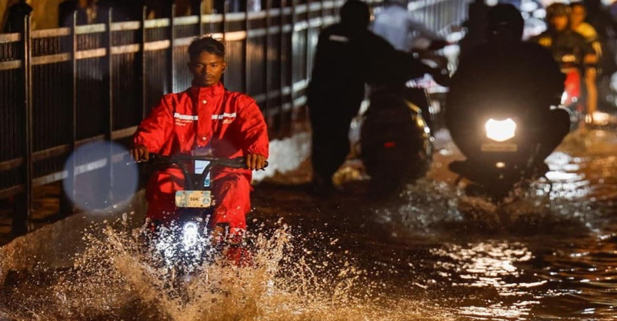ভারি বৃষ্টি ও বন্যা মুম্বাইয়ে স্কুল-কলেজ বন্ধ