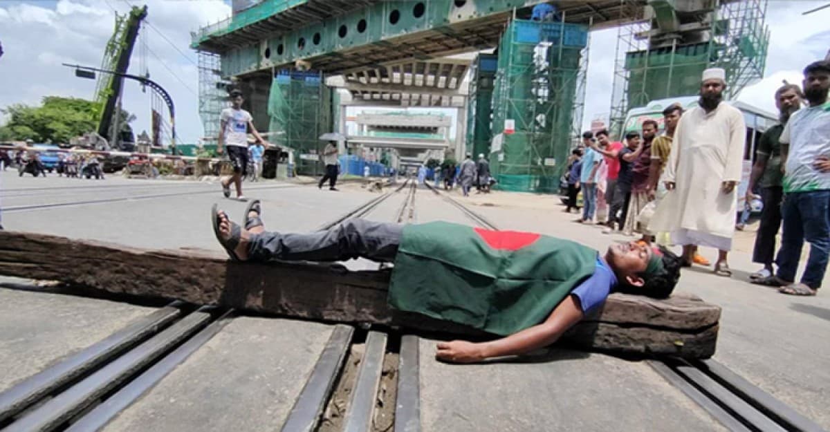 রেললাইনে 'বাংলা ব্লকেড',  ঢাকা থেকে সারাদেশে ট্রেন চলাচল বন্ধ