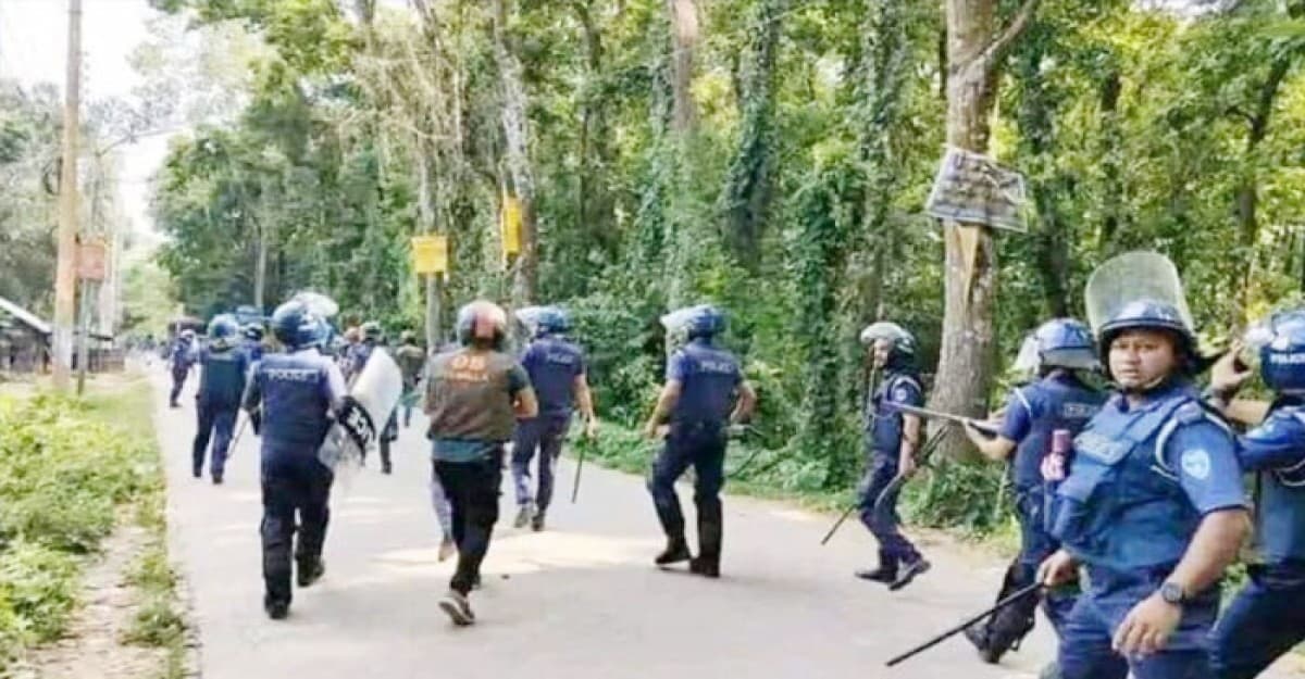 পুলিশ-শিক্ষার্থী সংঘর্ষে উত্তপ্ত কুবি, টিয়ারশেল নিক্ষেপ