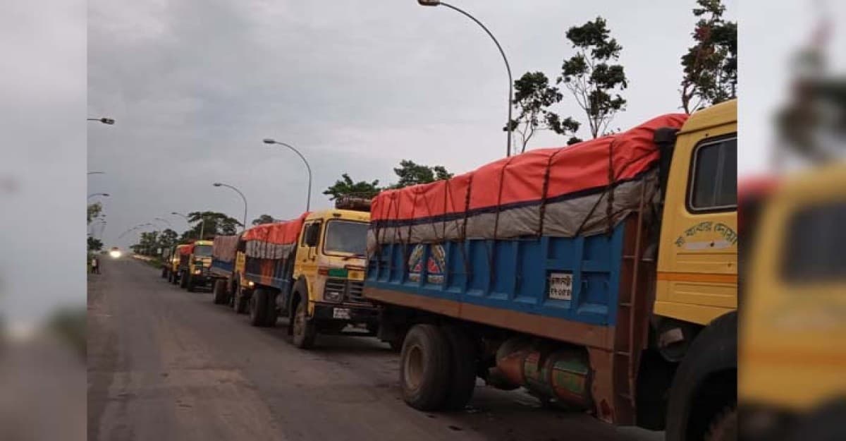 এসএমপি ডিবির অভিযানে কোটি টাকার চিনিসহ আটক ৫