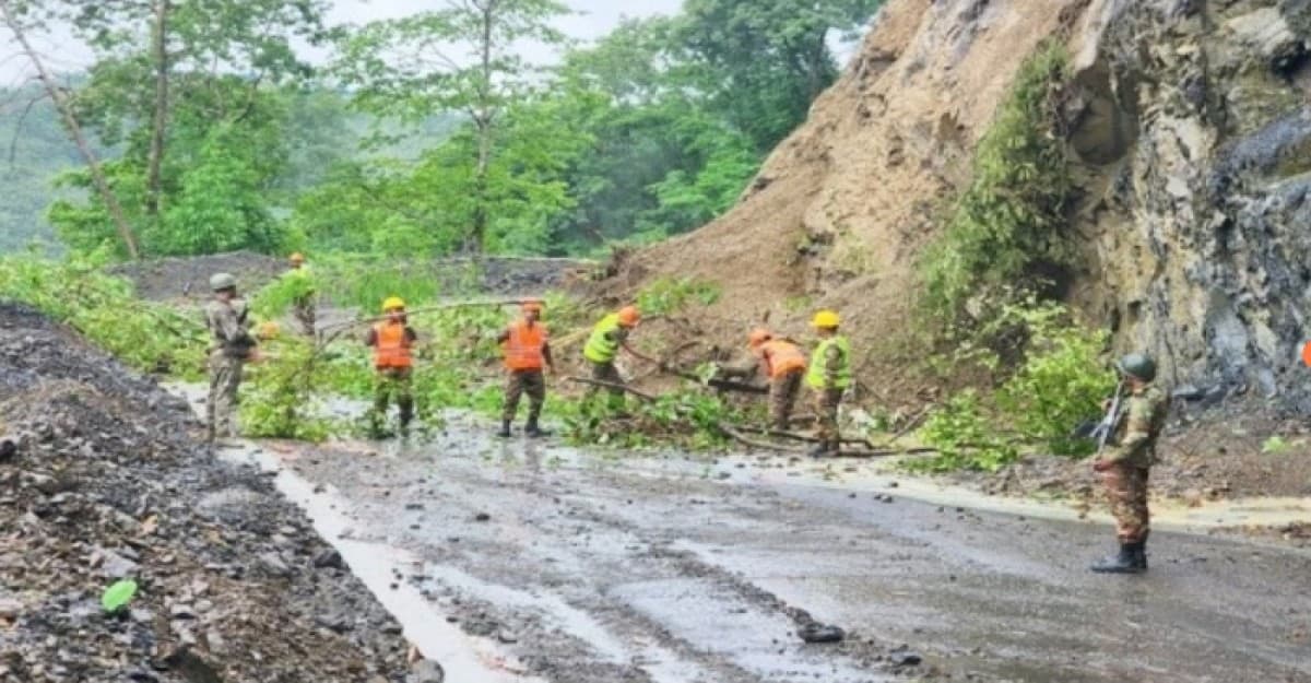 প্রতিকূল আবহাওয়া থেমে নেই বাংলাদেশ সেনাবাহিনী ১৭ ইসিবি