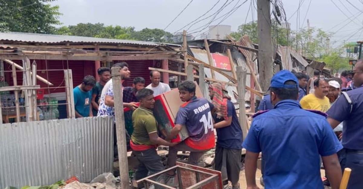 ঈশ্বরদীতে সড়কের পাশে অবৈধ স্থাপনা উচ্ছেদ অভিযান পরিচালিত