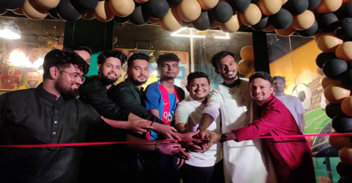 মেসি-রোনালদোকে সাথে নিয়ে বাংলাদেশে নতুন ক্যাফে!