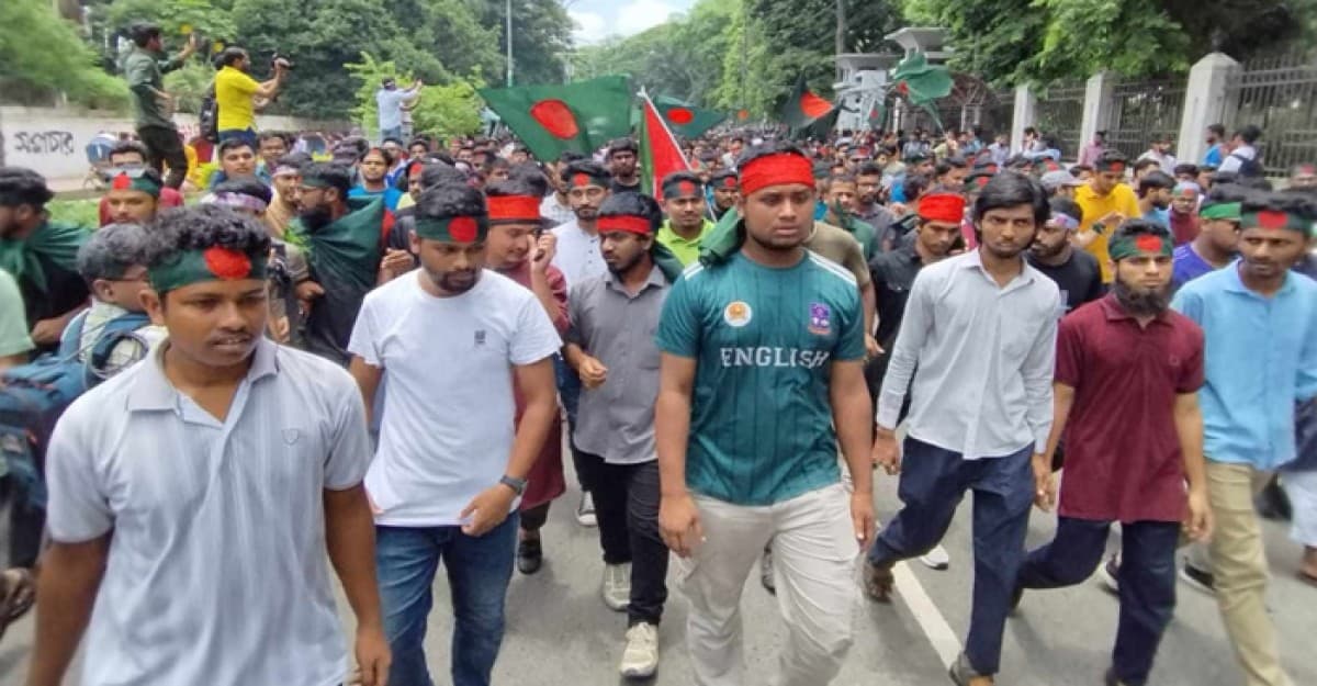 বঙ্গভবন অভিমুখে গণপদযাত্রায় আন্দোলনকারী শিক্ষার্থীরা