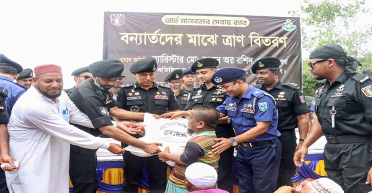 কুড়িগ্রামে বন্যা দুর্গতদের র্যাব ডিজির ত্রাণ বিতরণ