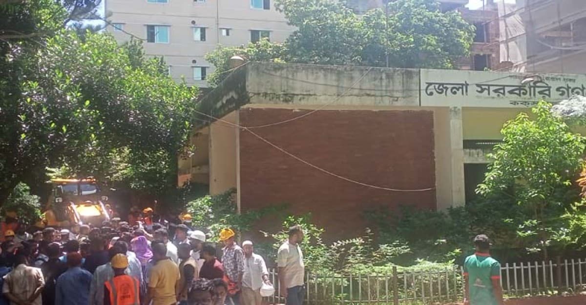 নালার উপর সরকারি গণগ্রন্থাগার, রাস্তা, ব্যবসা প্রতিষ্ঠান ও বসতি