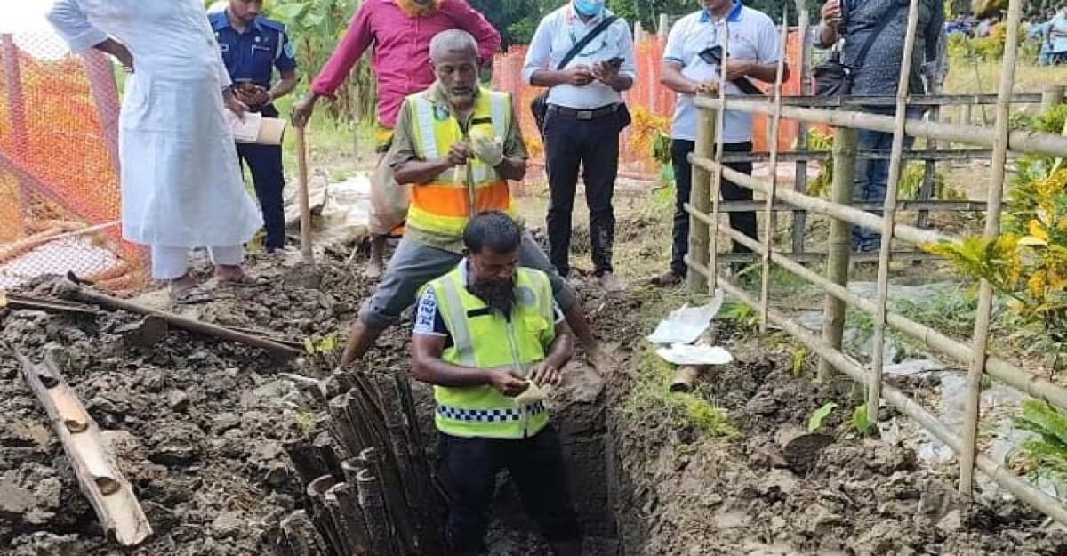 সদরপুরে ১০ মাস পর কবর থেকে উঠানো হলো অজ্ঞাত তরুণীর মরদেহ