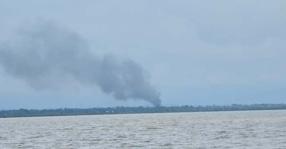 নাফনদীর ওপারে টানা বিস্ফোরণের বিকট শব্দ আর আগুনের কুণ্ডলী