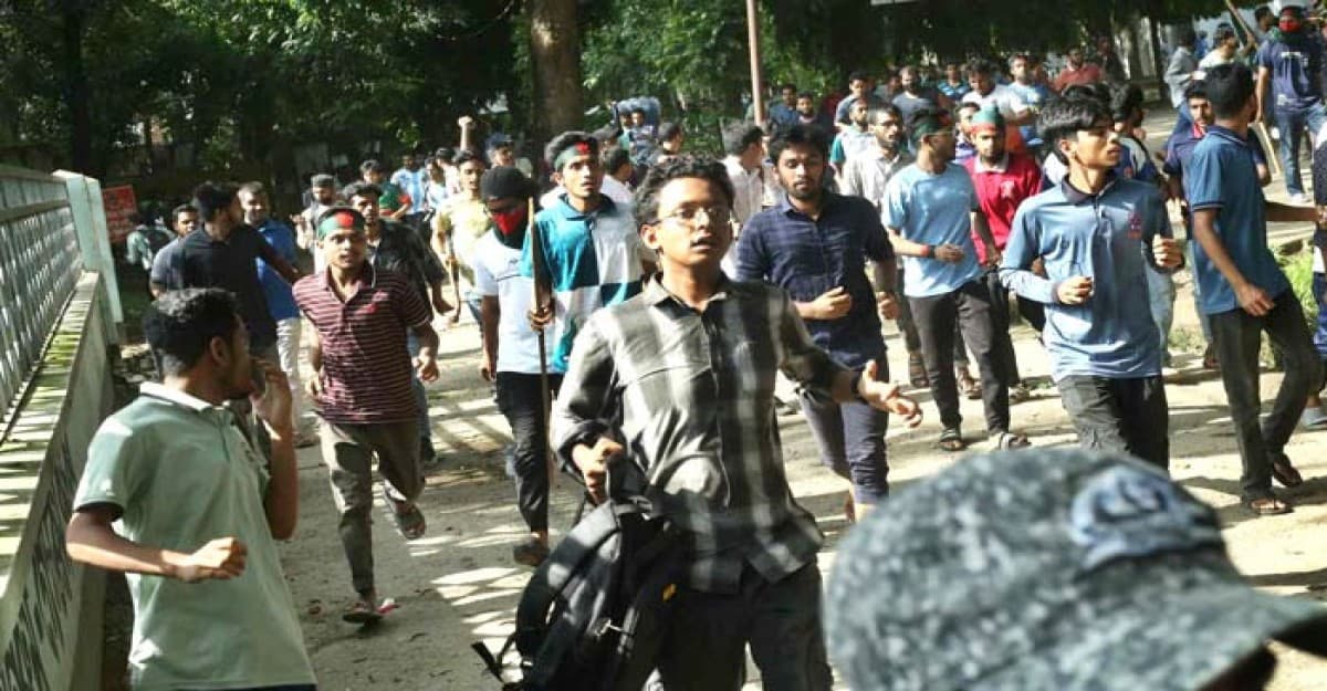 ঢাবিতে আন্দোলনকারী-ছাত্রলীগের মধ্যে ধাওয়া-পাল্টা ধাওয়া, আহত ৩০