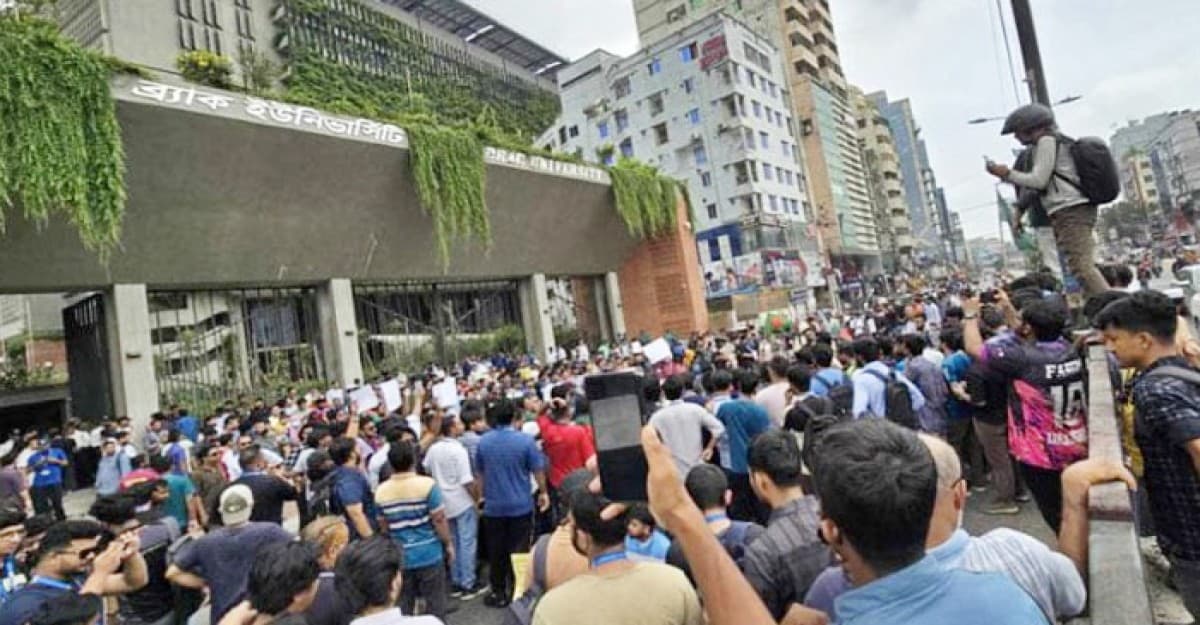 বাড্ডায় ব্র্যাক বিশ্ববিদ্যালয় শিক্ষার্থীদের সড়ক অবরোধ