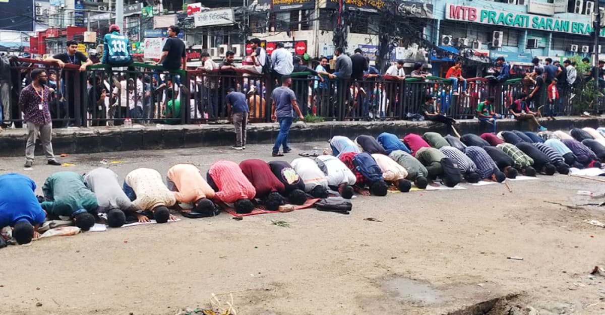 সড়কে যোহরের নামাজ আদায় আন্দোলনকারীদের