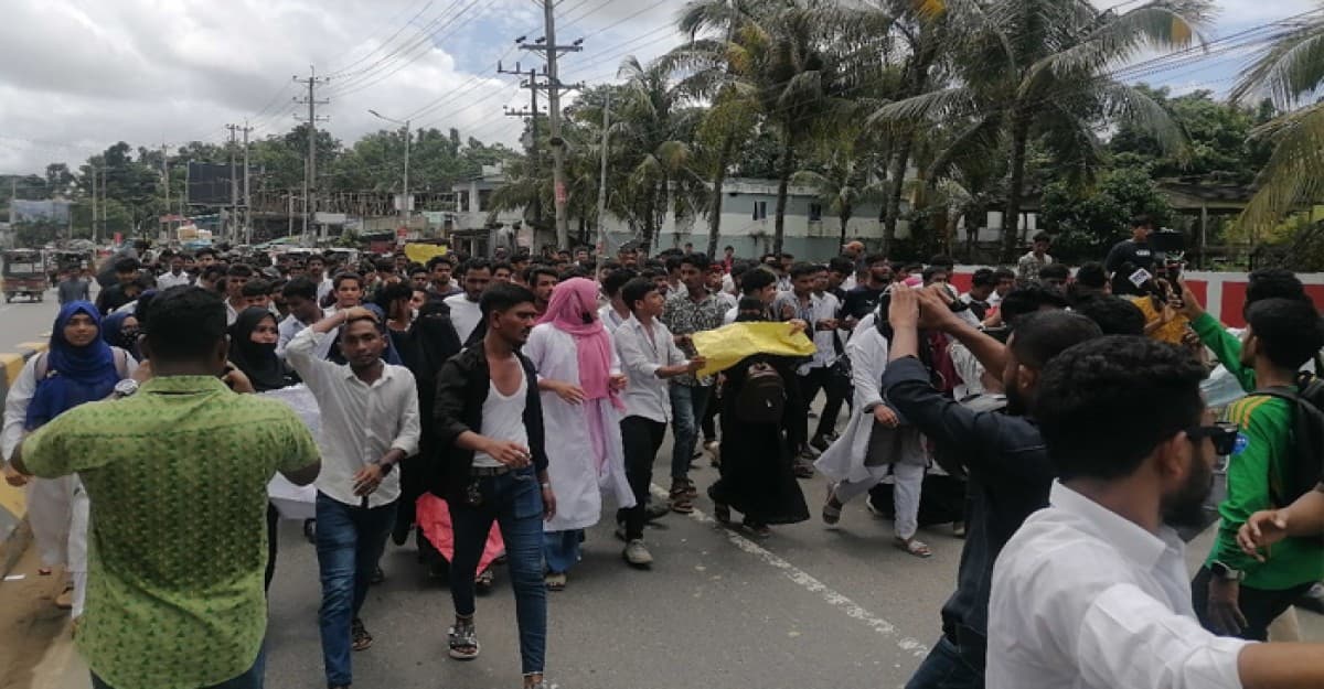 কক্সবাজারে কোটা আন্দোলনকারী ও ছাত্রলীগের ধাওয়া-পাল্টা ধাওয়া, ভাংচুর