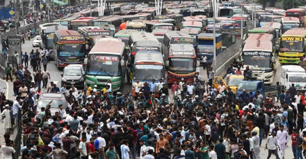 শিক্ষার্থীদের আন্দোলনে অচল ঢাকা!